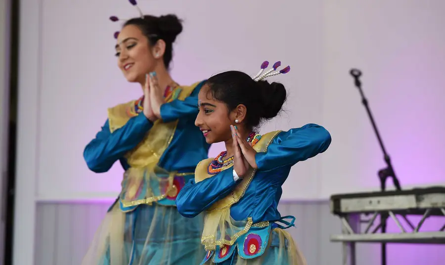 Two people dancing 