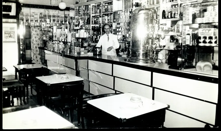 Giuseppe Rabaiotti a'r peiriant coffi yng Nghaffi Talbot (1950au, Port Talbot)
