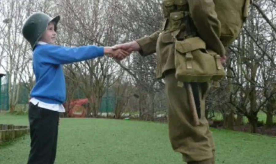 Worthing’s WW1 Discovery Trails A student meets a First World War re-enactor