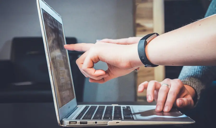 Advice: Understanding our open licence People pointing at a laptop screen