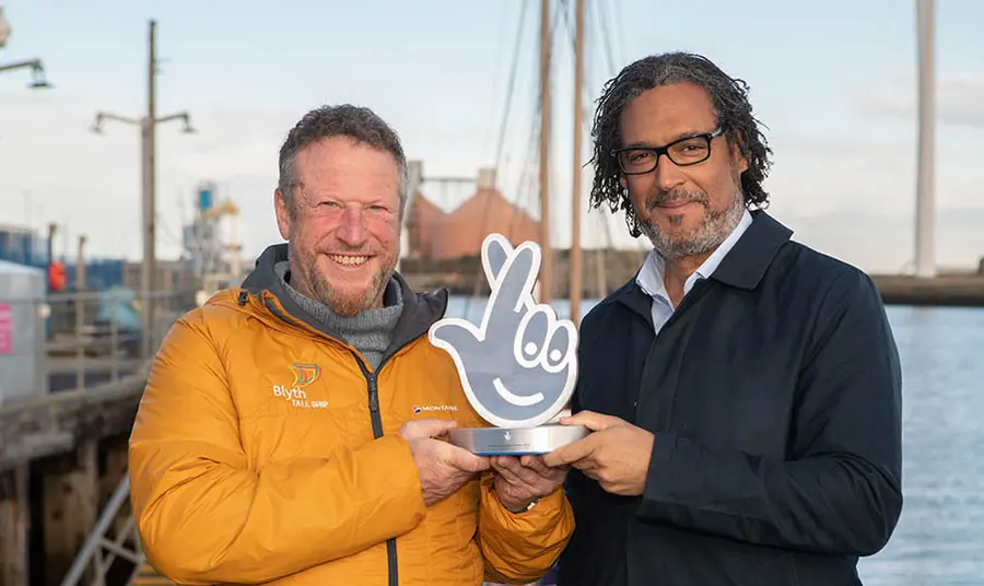 Clive Gray o Blyth Tall Ships yn derbyn Gwobr y Loteri Genedlaethol gan yr hanesydd David Olusoga