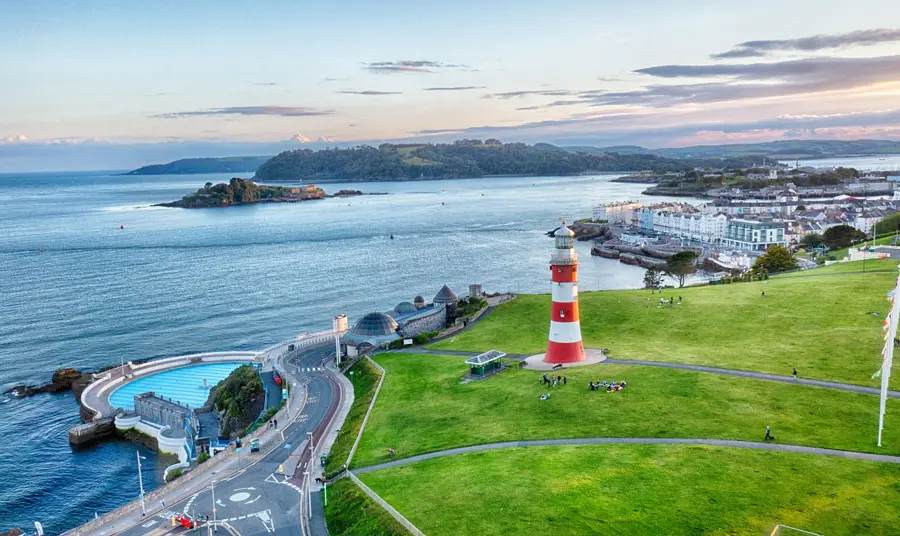 plymouth-marine-park.jpg Golygfa o'r awyr o arfordir Plymouth, gyda'r goleudy a'r lido yn y golwg