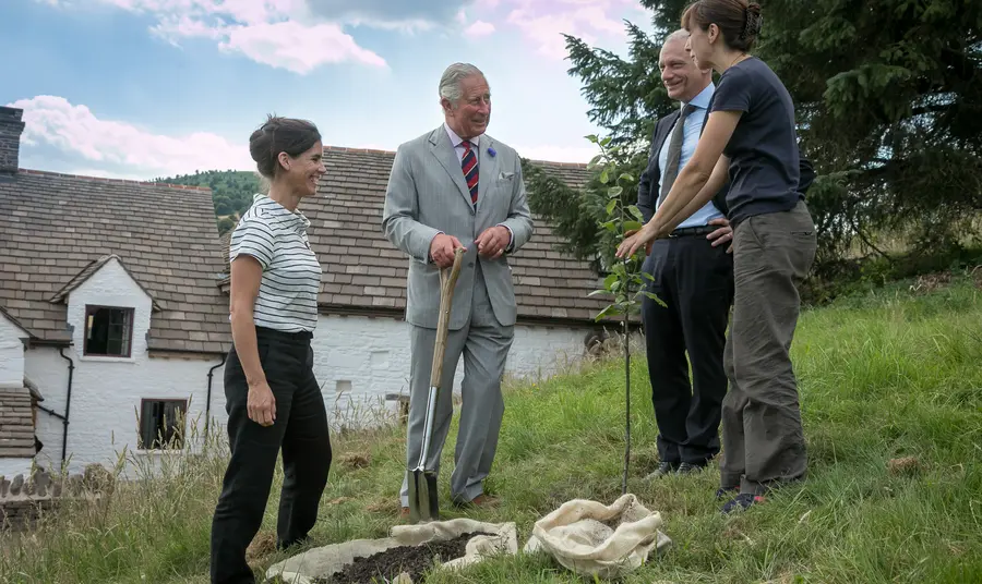 Ymweliad Brenhinol â thŷ canoloesol a achubwyd gan arian y Loteri Genedlaethol