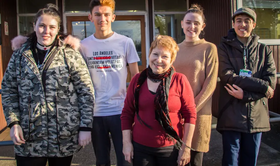 Newid bywydau: Rhoi hyder i bobl ifanc Port Talbot Y myfyrwyr yn dathlu canlyniadau eu gwaith caled