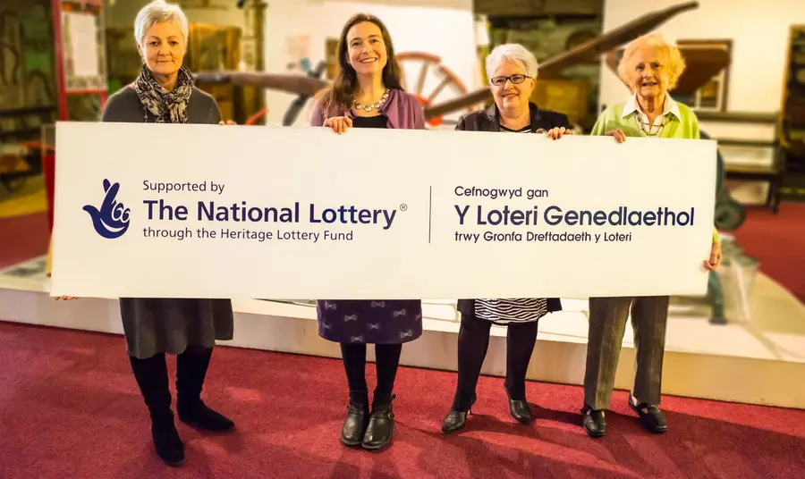 Mae grantîon o Amgueddfa Ceredigion yn Aberystwyth yn dathlu eu grant CDL