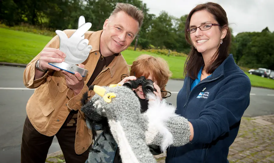 Pa brosiect Loteri Genedlaethol sy'n cael eich pleidlais? Chris Packham celebrates with last year's award winners, Skydancer