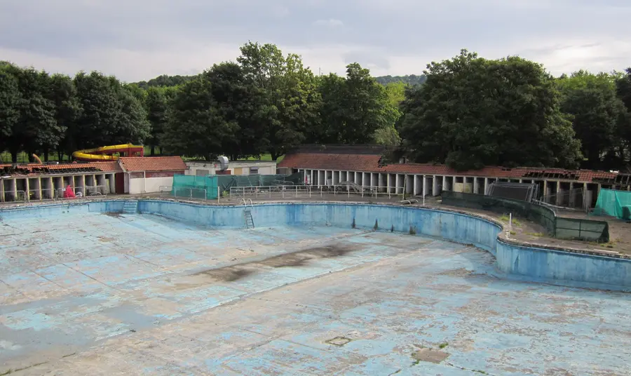 HLF gives Wales’ only listed lido a new lease of life Current condition of Ynysangharad Park Lido