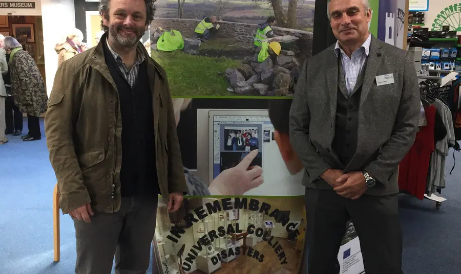 Yr actor Michael Sheen a Phennaeth Cymru CDL Richard Bellamy
