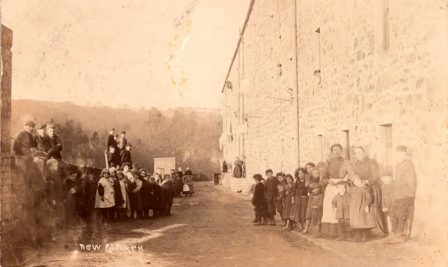 New Lanark - Double Row people c 1903