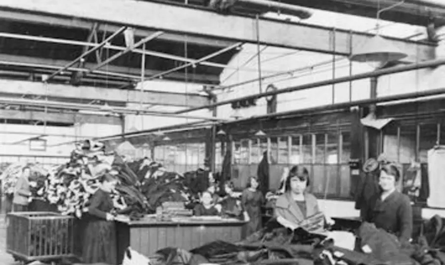 Newcastle Remembers: workers at Enderley Mills in 1916 Newcastle Remembers: workers at Enderley Mills in 1916
