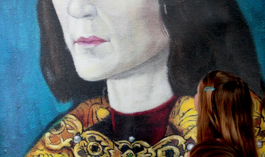 Children look at a painting of Richard III