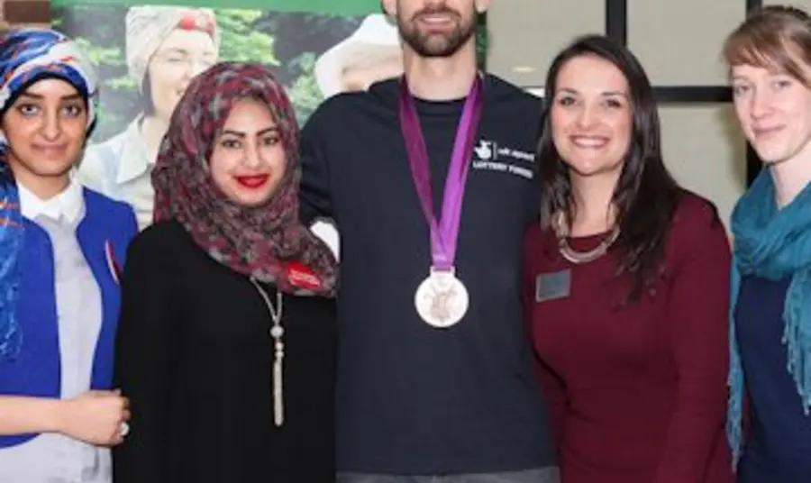 Shanice Mohammed a Sara Khallaf yn cyfarfod medalydd Olympaidd yng Nghaergrawnt Shanice Mohammed a Sara Khallaf yn cyfarfod medalydd Olympaidd yng Nghaergrawnt