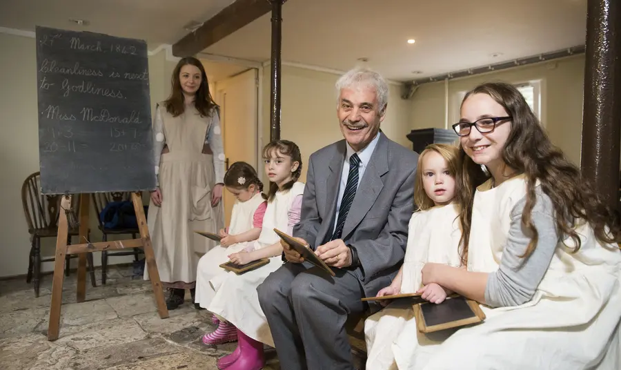 David Livingstone's Great Great Grandson Neil Wilson and school children