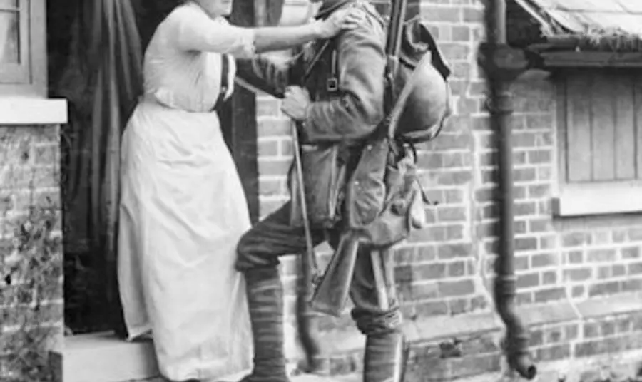Soldier and mother. Copyright IWM