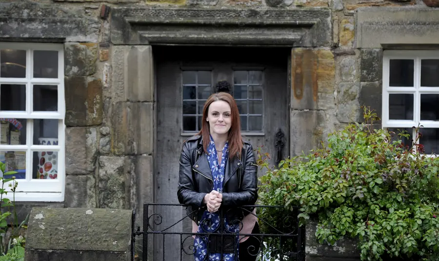 Gwnaeth y rhaglen Sgiliau ar gyfer y Dyfodol helpu Samantha Bannerman ar ei thaith am ddod curador amgueddfa