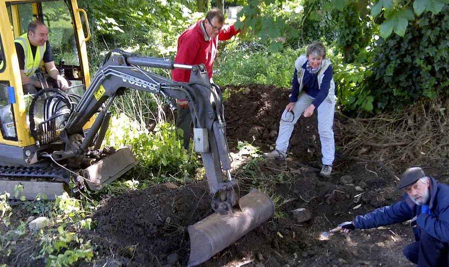 Volunteers  extending and opening the first trench (left to right) Nigel Spofforth, Richard Cawthorne, Susie Newton and Simon Tomson