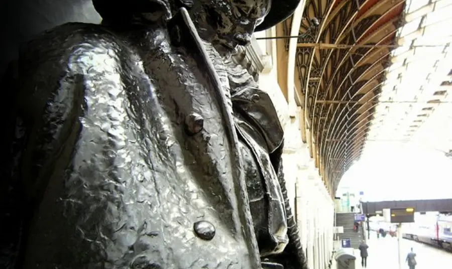 Statue of the unknown soldier at London's Paddington Station