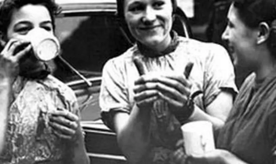 Buffer Girls at mobile canteen in South Yorkshire during the Second World War
