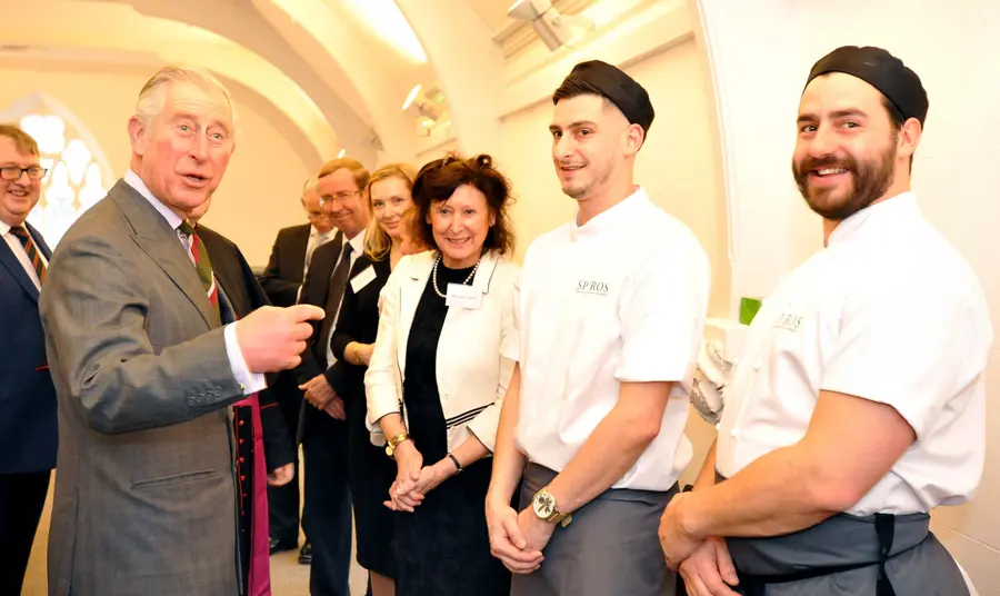 Tywysog Charles yn cwrdd  â staff sy’n gweithio yng nghaffi newydd Cornerstone