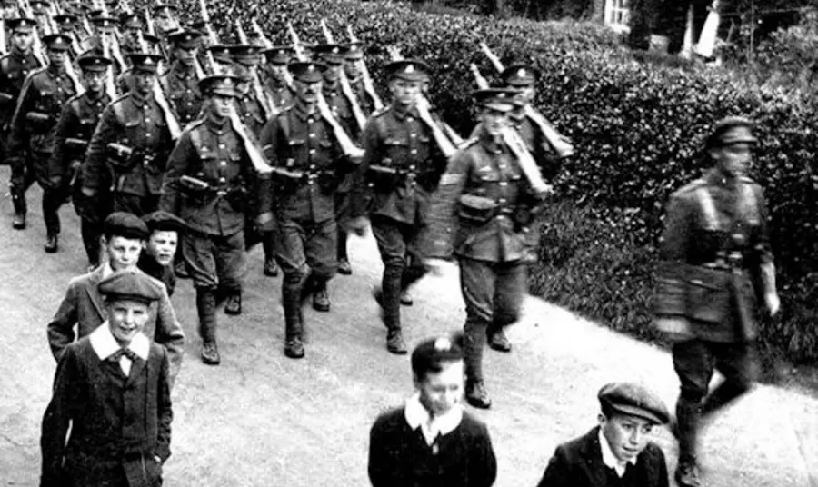 A picture of soldiers leaving the Home Front in the First World War