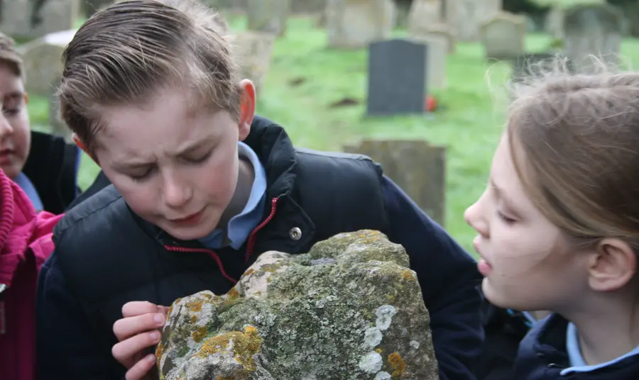 School children examining Tom’s alleged fingerprints