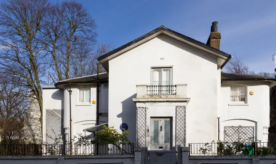 The exterior of Sandycombe Lodge