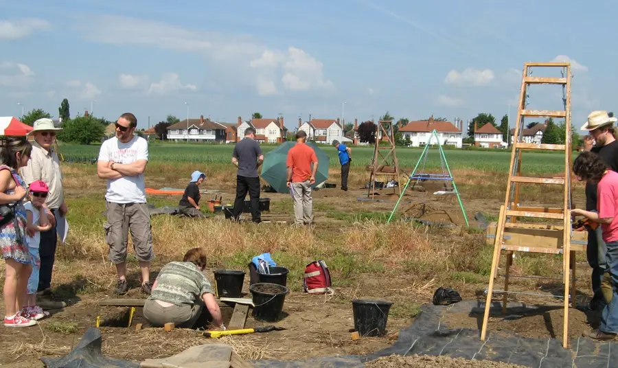 Volunteers at the Ice Age hunting site Farndon Fields