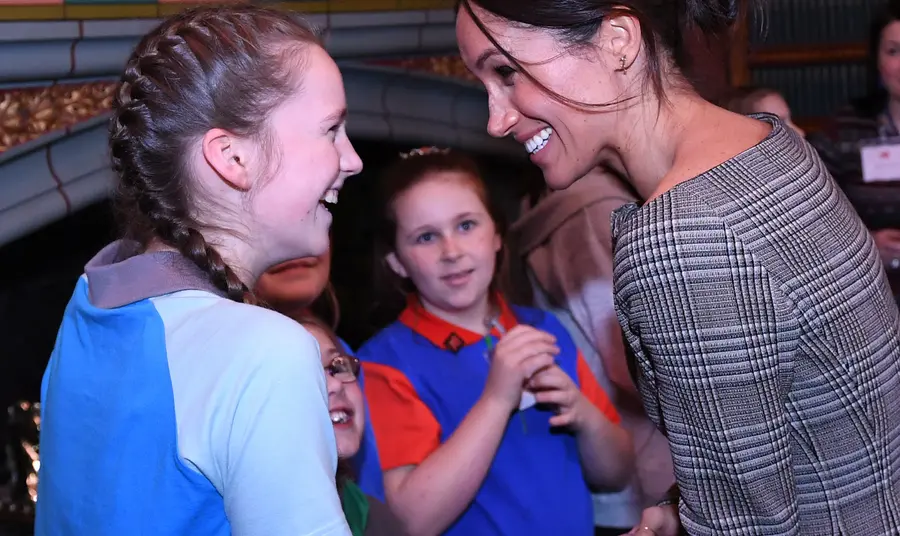 Meghan Markle yn cwrdd â'r Merched Gynnau Meghan Markle yn cwrdd â'r Merched Gynnau