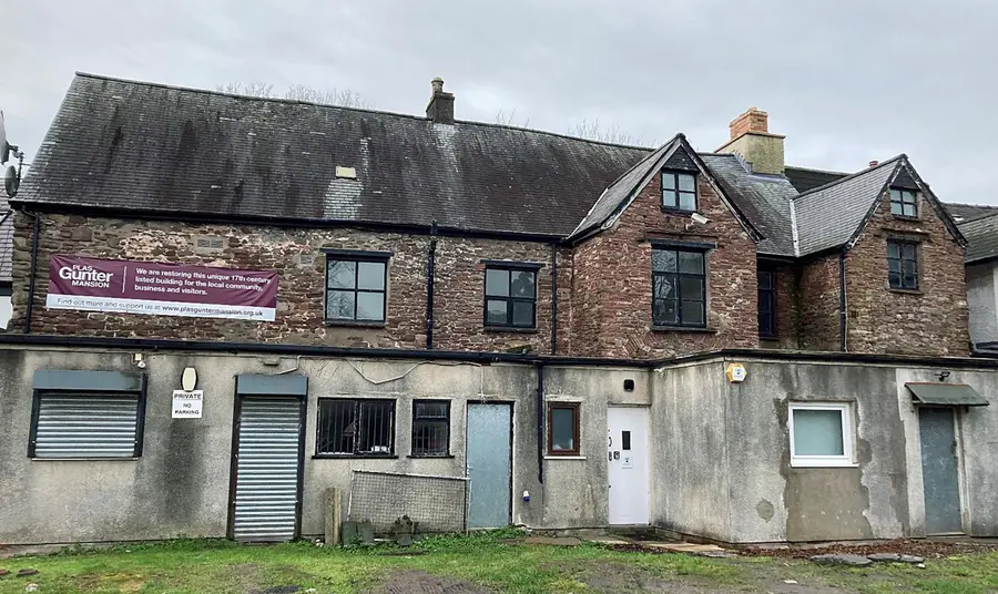 Adeilad o'r 17eg ganrif gydag ychwanegiadau o'r 20fed ganrif mewn cyflwr adfeiliedig