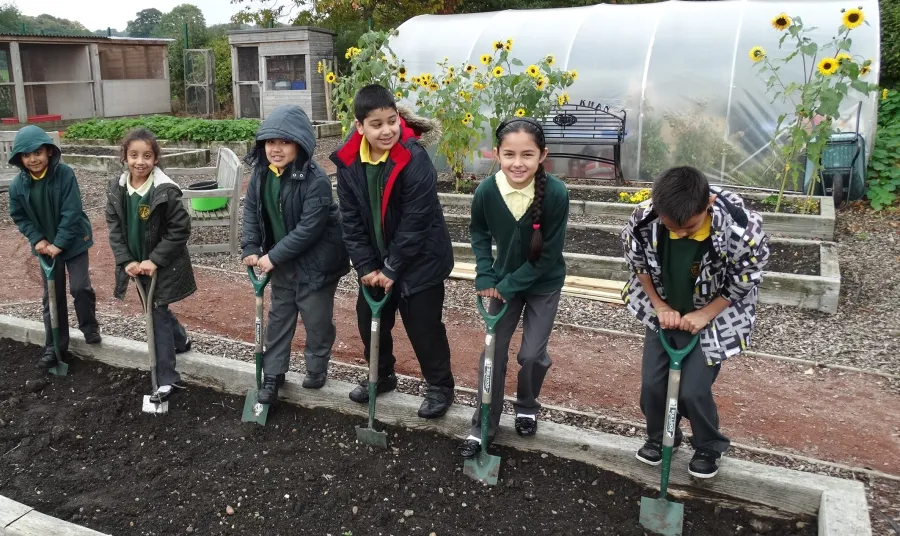 Crossley Hall Primary School pupils get ready to 'Dig for Victory'