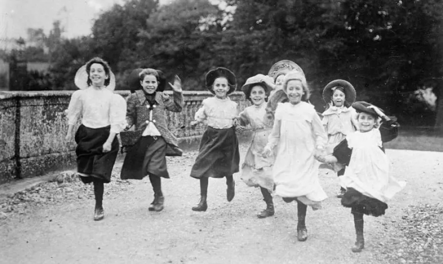 Young girls playing in 1914