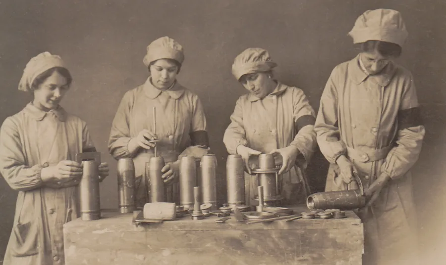 Women munition workers during the First World War