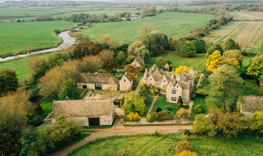 Kelmscott Manor and the beautiful Oxfordshire countryside