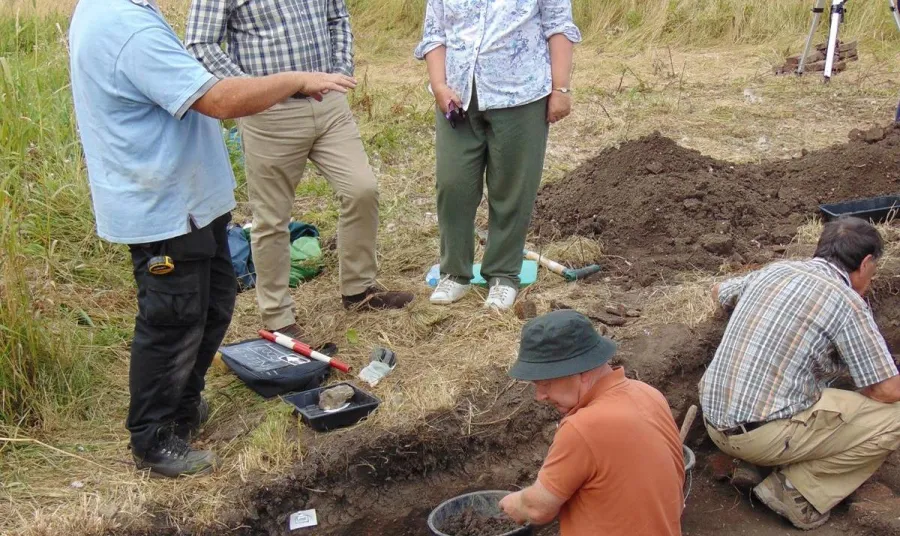 Nigel Adams MP visits Keesbury Manor archaeological trenches