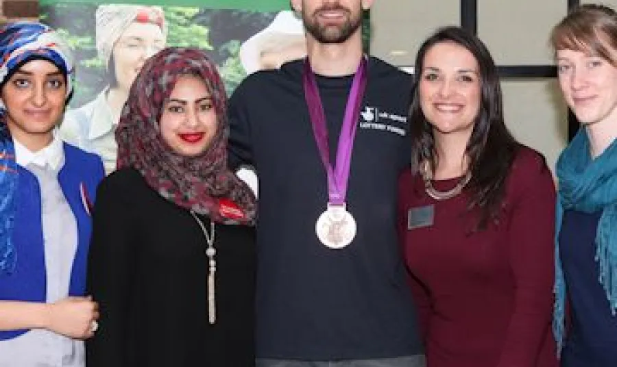 Shanice Mohammed a Sara Khallaf yn cyfarfod medalydd Olympaidd yng Nghaergrawnt
