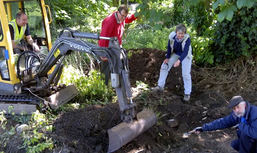 Volunteers  extending and opening the first trench (left to right) Nigel Spofforth, Richard Cawthorne, Susie Newton and Simon Tomson