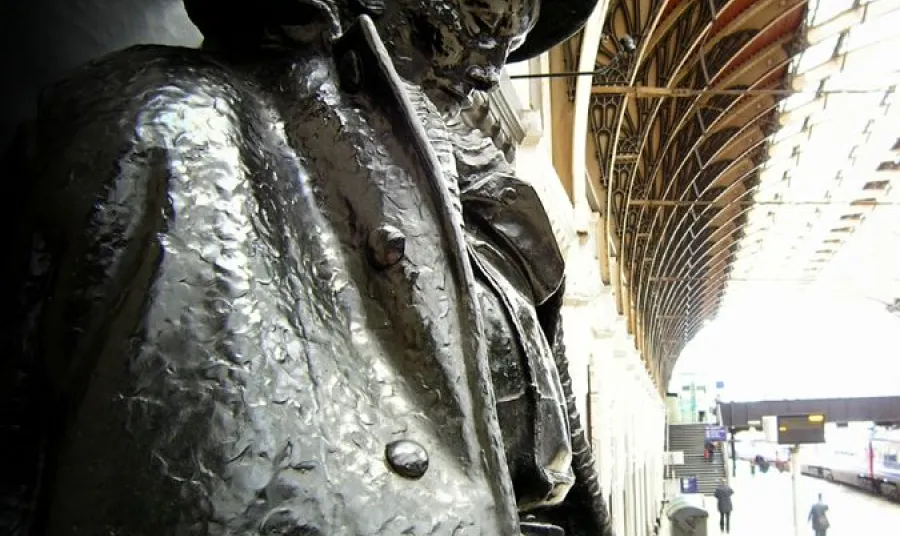 Statue of the unknown soldier at London's Paddington Station
