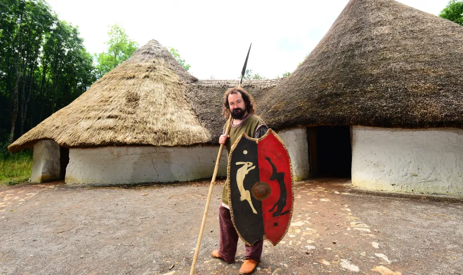 Paratoi i frwydro yn Bryn Eryr