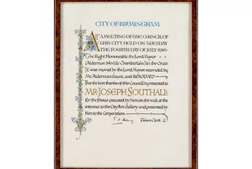 ffotograff wedi'i fframio o dystysgrif diolch a gyflwynwyd i Joseph Edward Southall gan Gorfforaeth Birmingham i ddiolch am ei ffresgo o Corporation Street yng nghyntedd Oriel Gelf y Ddinas, gydag addurniadau wedi'u goleuo. Mae gwybodaeth am ddyfyniadau a thrwyddedau agored yn ymddangos yn syth ar ôl y ddelwedd."