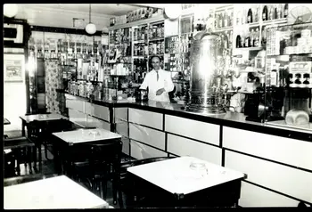 Giuseppe Rabaiotti a'r peiriant coffi yng Nghaffi Talbot (1950au, Port Talbot)