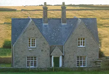 Carreg Fawr, cartref yr artist Brenda Chamberlain ar Ynys Enlli 