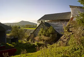 Golygfa allanol Llwyn Celyn