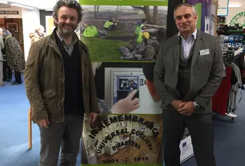 Yr actor Michael Sheen a Phennaeth Cymru CDL Richard Bellamy