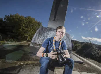 Bachgen ifanc gyda camera