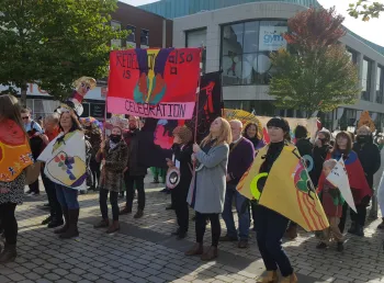 Pobl yn cymryd rhan yn yr orymdaith