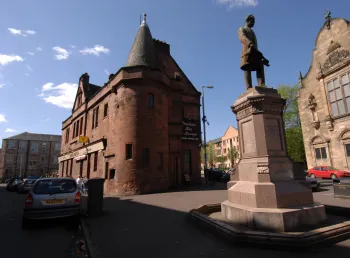 Buildings and monument in Govan Cross
