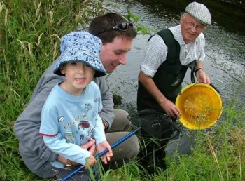 Participants examining freshwater pearl mussels