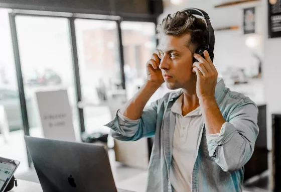 Digital guide: an introduction to online accessibility Man with headphones and computer