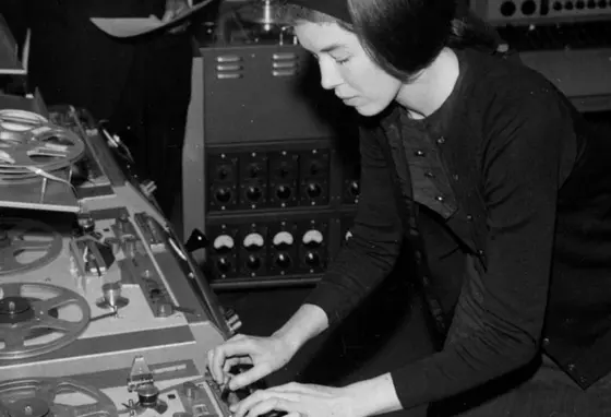 Delia Derbyshire working in the BBC Radiographic Workshop A black and white photograph of Delia creating electronic music.