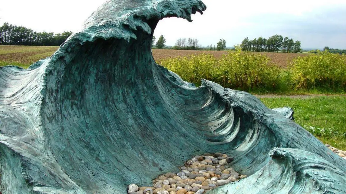 UK’s publicly-owned sculpture collection to be catalogued digitally Public artwork of a wave, Kanagawa, in West Sussex